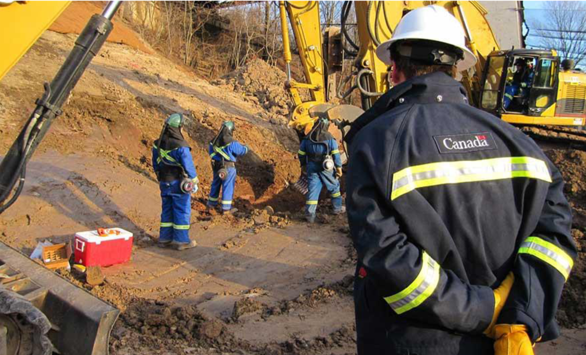 Inspecteurs de la Régie observant les travaux de construction