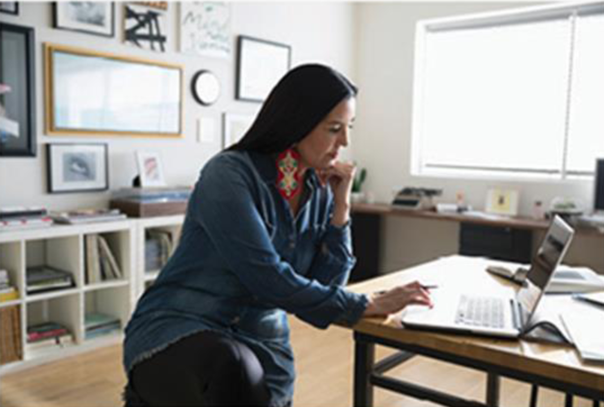 Personne travaillant au bureau