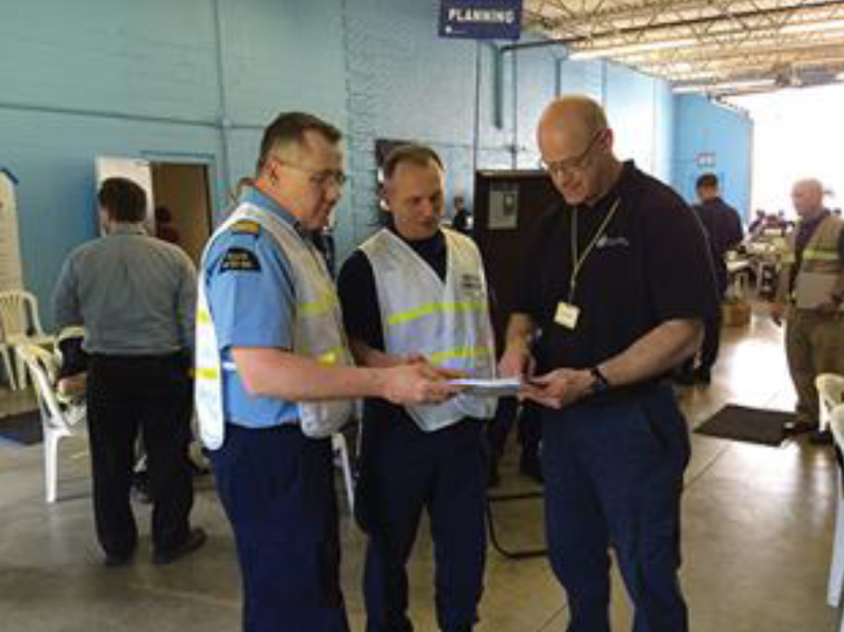 Trois personnes lors d’un exercice d’intervention d’urgence
