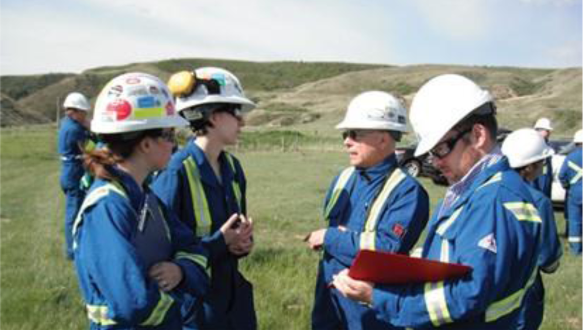 Inspecteurs de la Régie debout dans un champ
