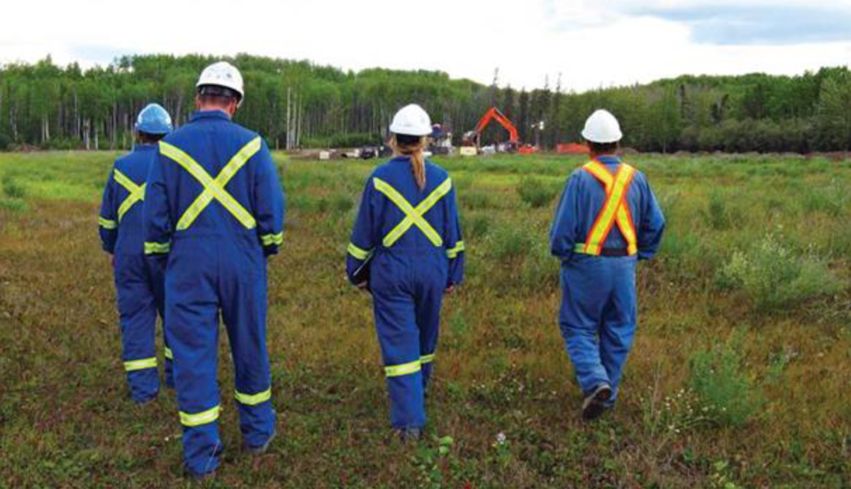 Inspecteurs de la Régie observant les activités de construction