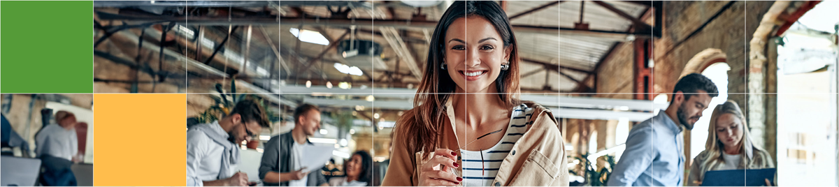 Femme souriante debout au bureau