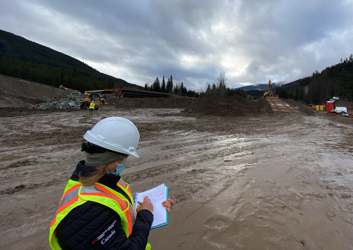 Un inspecteur de la protection de l’environnement surveille l’installation d’un pont temporaire par Trans Mountain.