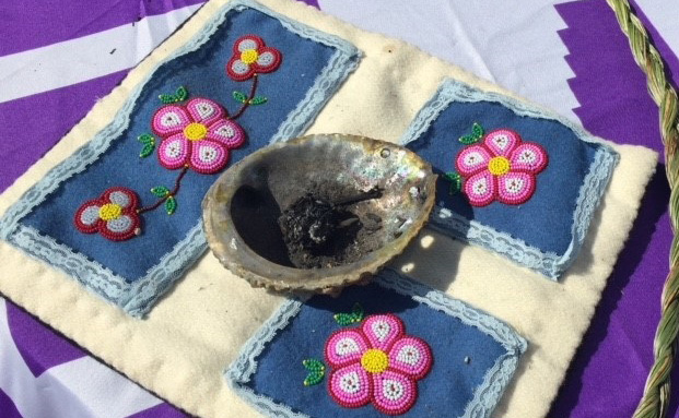 Couverture autochtone et coquillage de purification 