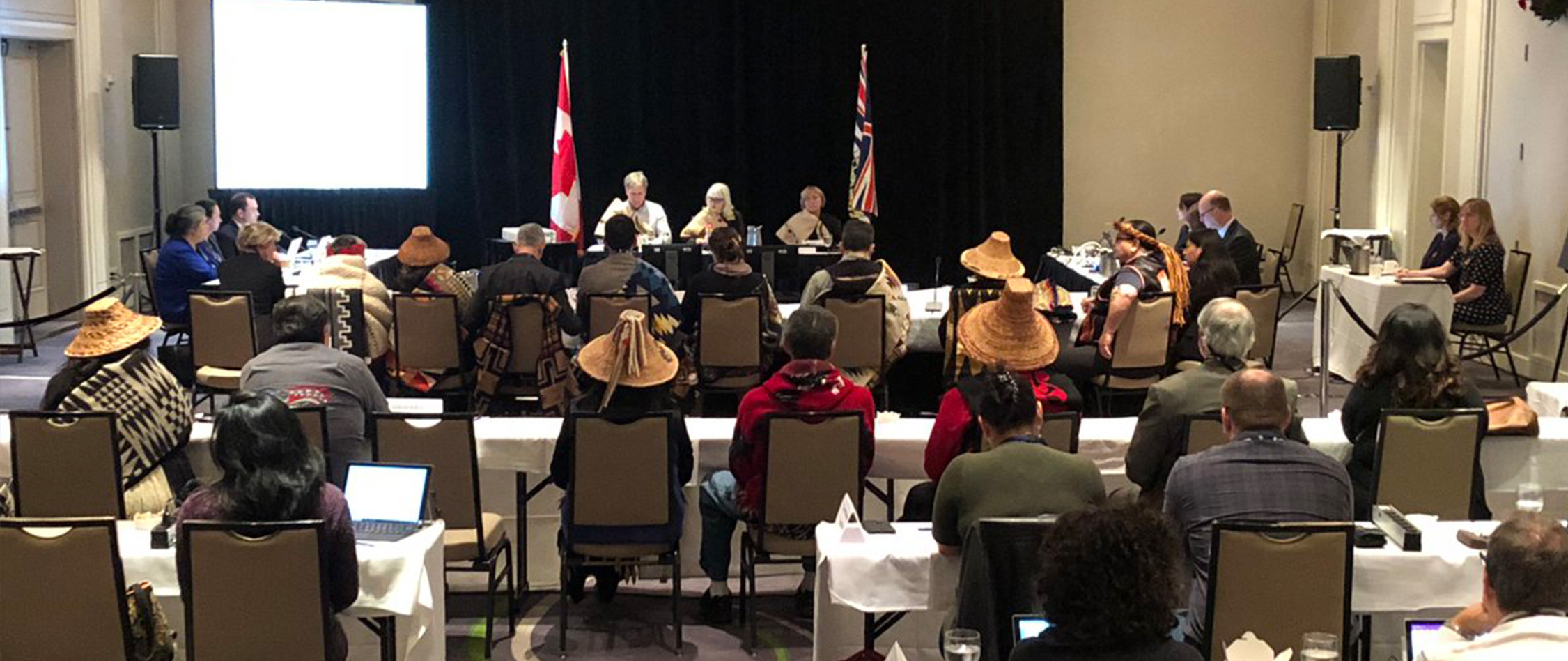 Participants et membres lors d’une audience