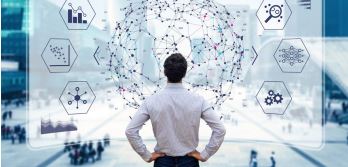 Homme qui consulte un écran montrant des données et de l’information.