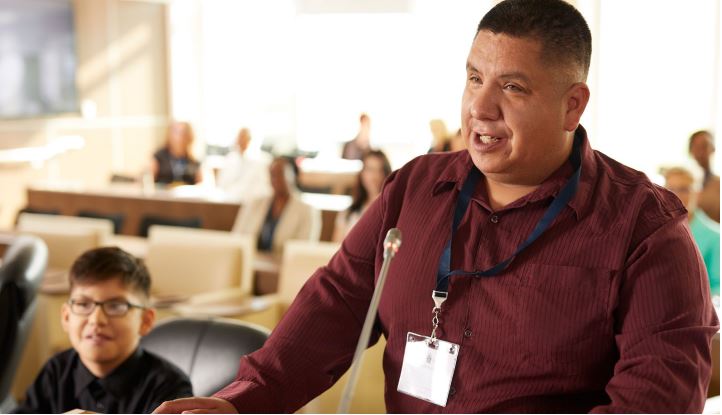 Homme prenant la parole à une audience.