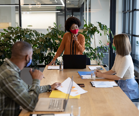 Employés portant un masque dans une réunion