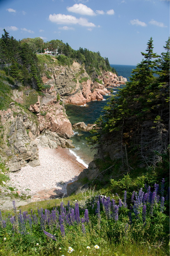 Escarpement rocheux près d’un cours d’eau