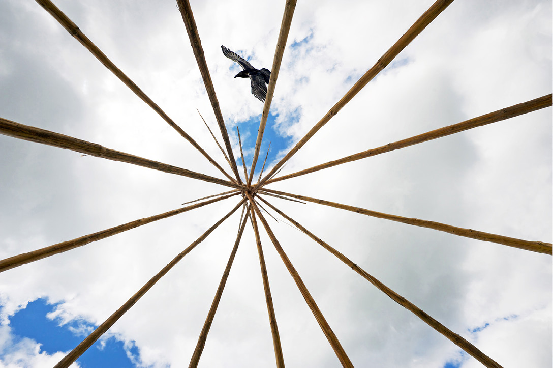 Cadre de tipi natif traditionnel, vue de bas en haut, grand angle.