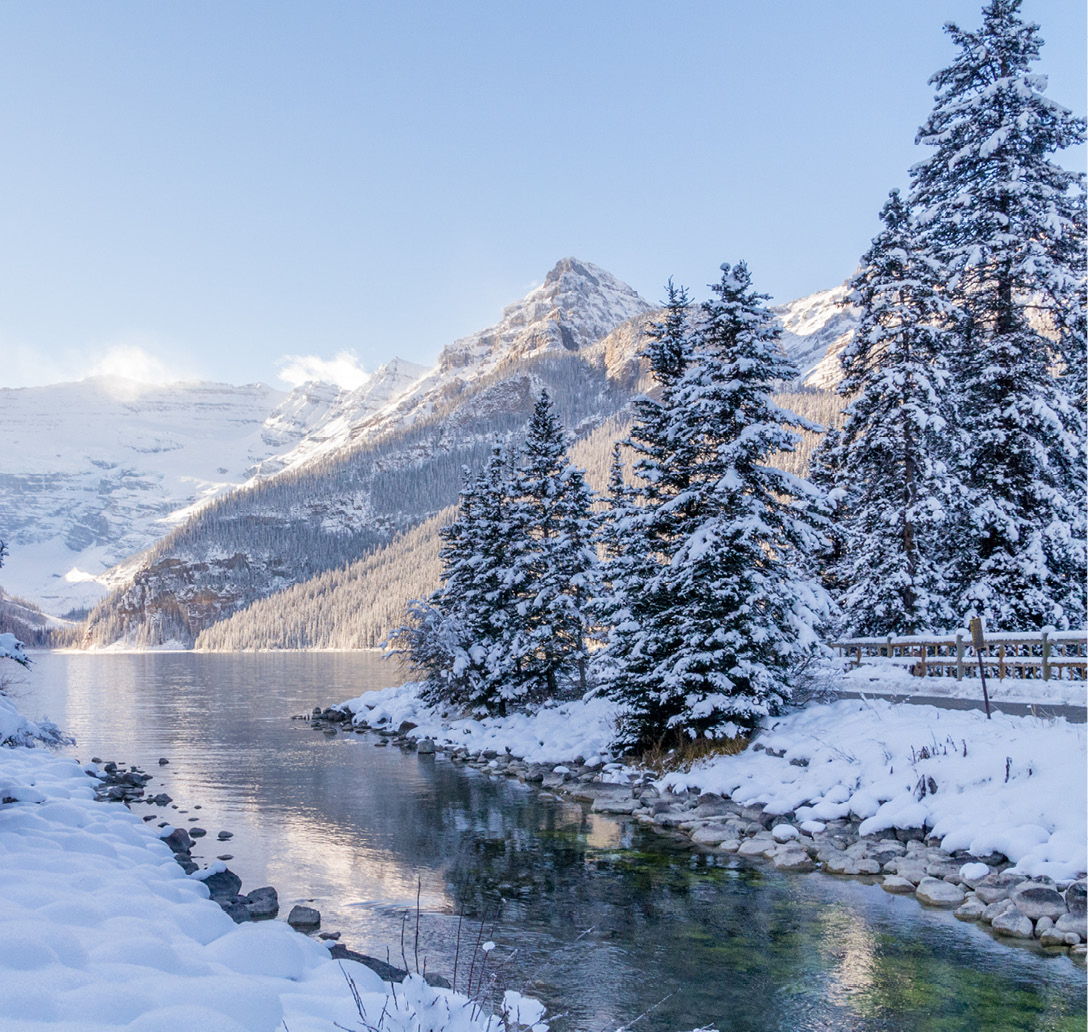 Belle rivière qui se jette dans le lac Glacier Mountain un jour d’hiver