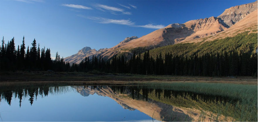 Lac de montagne au couchant