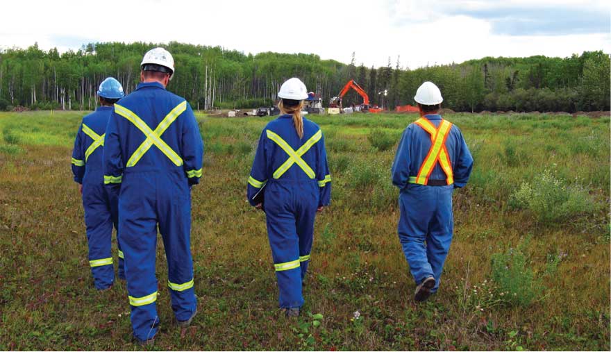Quatre inspecteurs à proximité d’un chantier