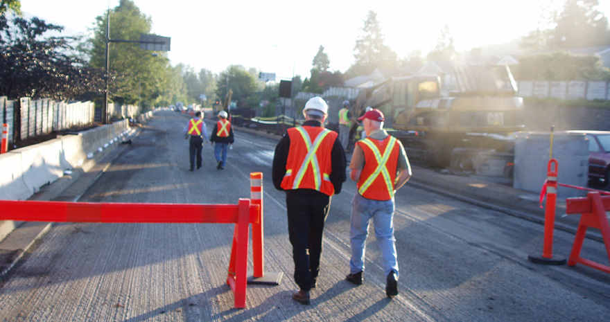 Hommes sur un chantier urbain