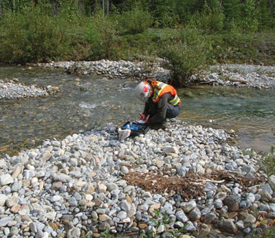 Prélèvement d’un échantillon d’eau par un inspecteur