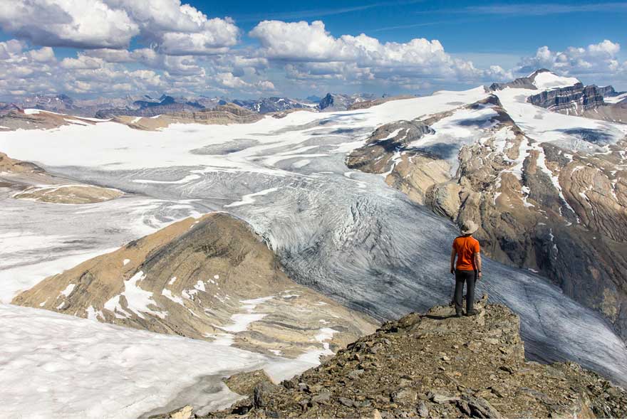 Randonneur surplombant des cimes