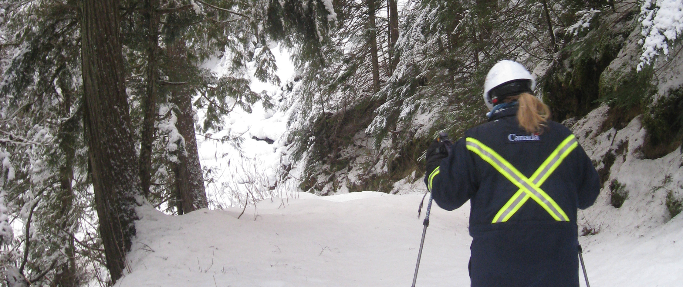 Inspectrice de l’Office marchant sur une emprise enneigée 