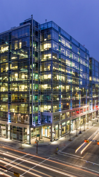 Immeuble logeant les bureaux de l’Office, le soir