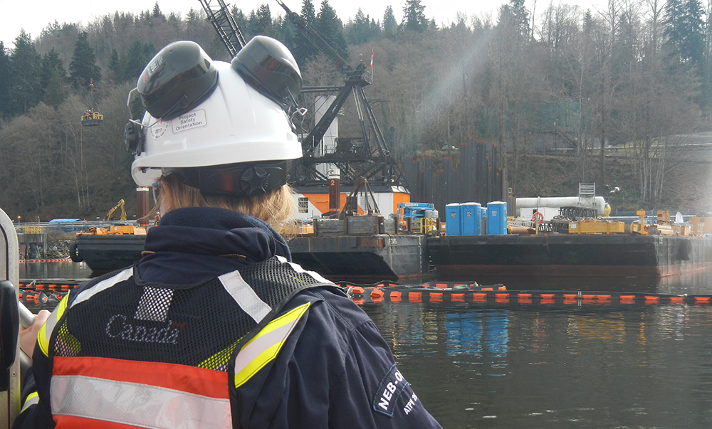Inspectrice de l’Office observant le nettoyage d’un cours d’eau
