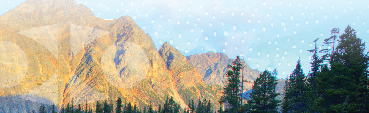  Le lac Cavell au parc national de Jasper, en Alberta au Canada. Autour du lac se trouvent de grands pins, avec des montagnes en arrière-plan. Des taches solaires stylisées sont dessinées dans le ciel et un logo du CCA surdimensionné figure dans un coin.