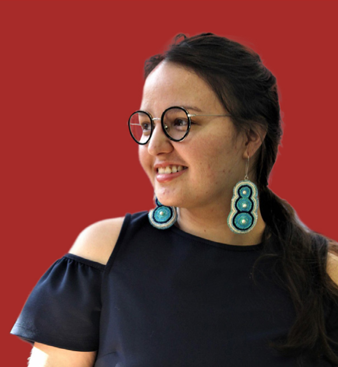 Kaella&nbsp;Marie Earle,vice-présidente du CCA, sur un fond rouge.