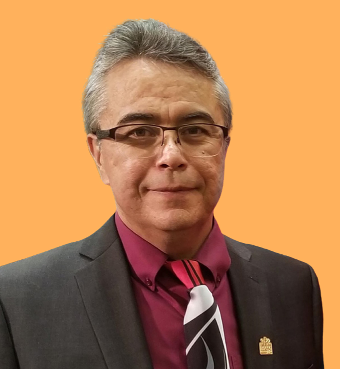 Chef tribal Tyronne&nbsp;McNeil, président du CCA, sur un fond jaune.