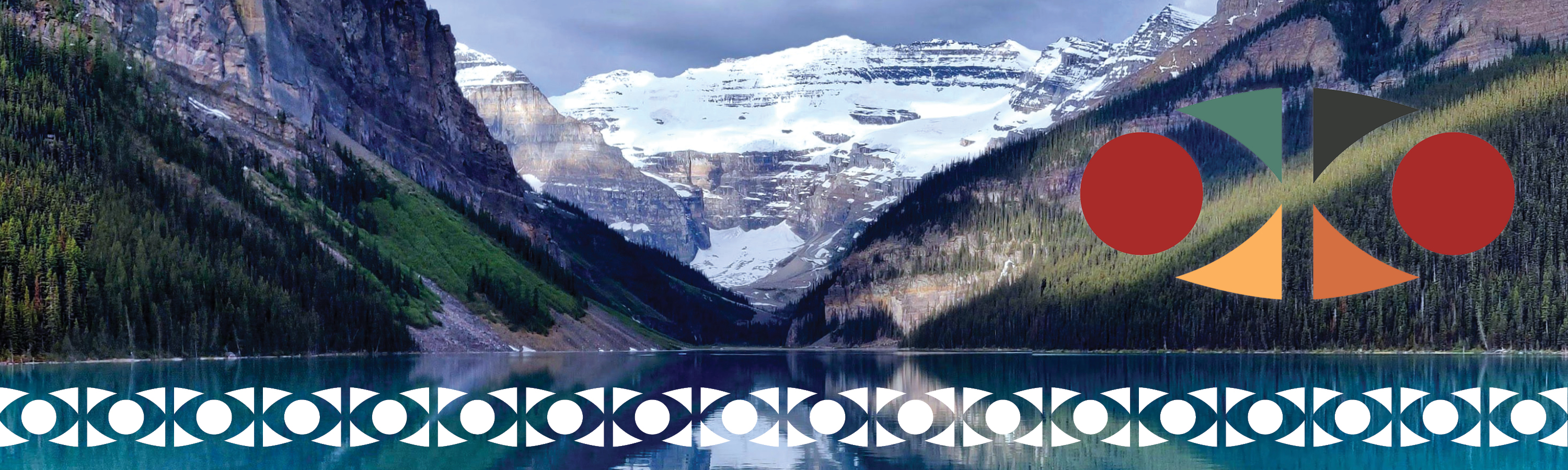 Le jour se lève entre les montagnes qui entourent le lac Louise, au parc national Banff. Le logo coloré du Comité consultatif autochtone se superpose à l’image.