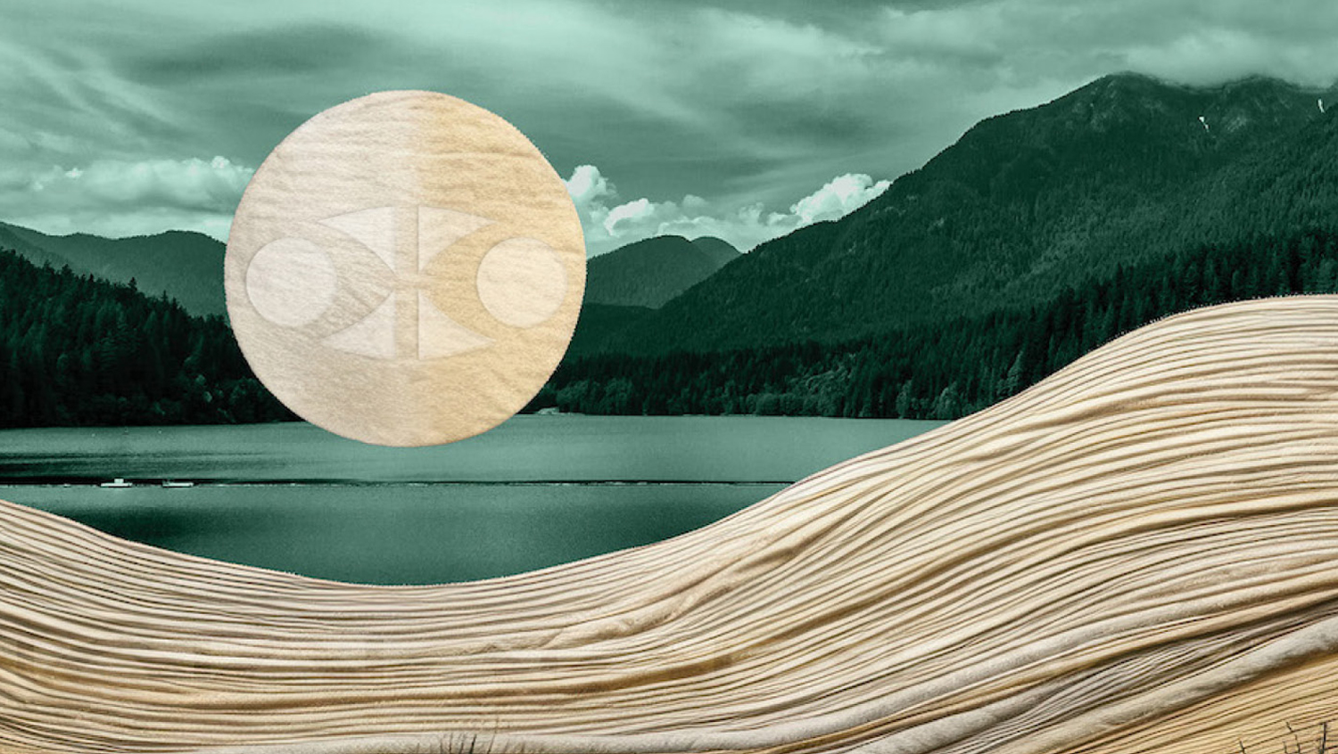 Paysage de couleur verte au lac réservoir Capilano à Vancouver, en Colombie-Britannique, et filaments aux teintes naturelles à l’avant-plan ressemblant à des collines vallonnées, le logo du CCA étant superposé à une lune luisante. 