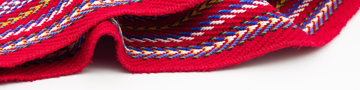 Gros plan sur une couverture tissée, fabriquée par des Autochtones