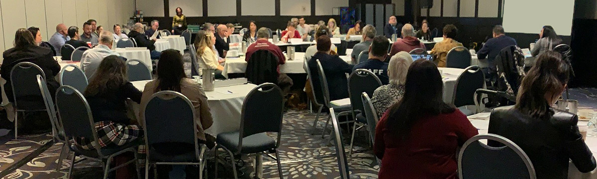 Chef Aaron Young de la Première Nation Chiniki parlant à Gitane de Silva, ancienne PDG de la Régie, et lui serrant la main