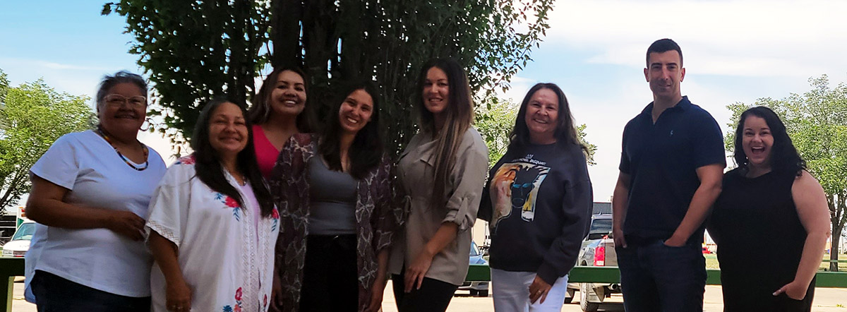 Participants aux réunions des dirigeants autochtones et de la Régie debout devant un arbre