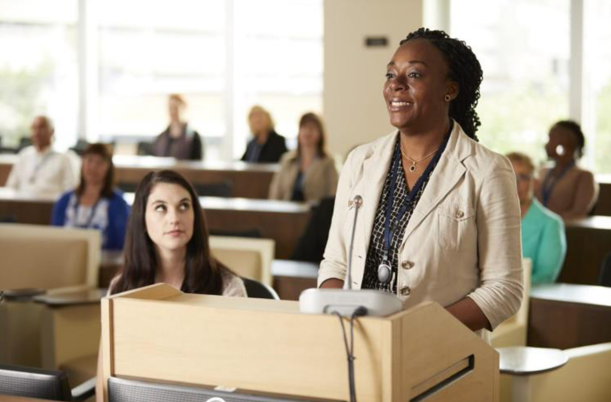 Figure&nbsp;6 &ndash; Intervenante prenant part à une audience sur le tracé détaillé.<