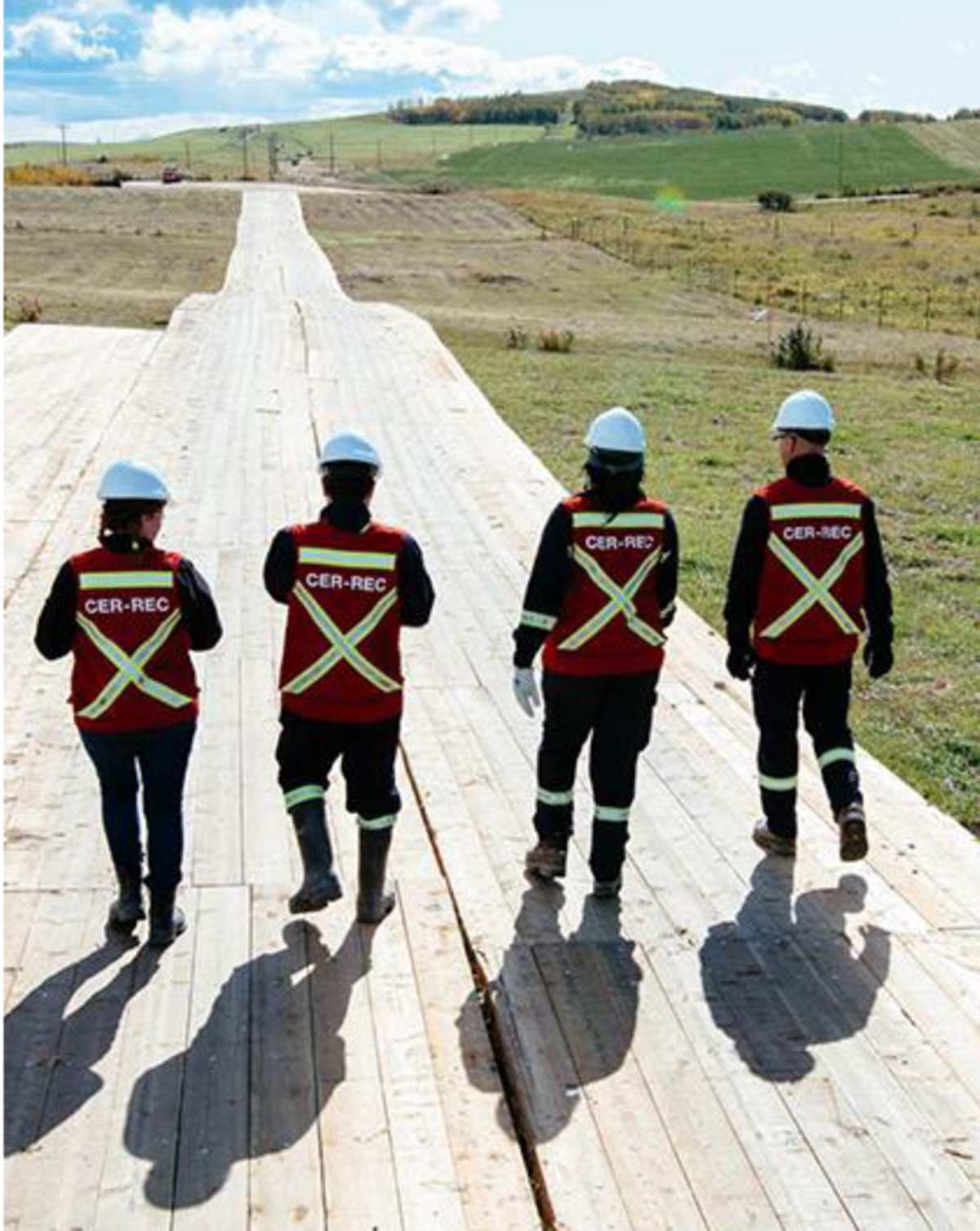 Figure&nbsp;6 &ndash; Des inspecteurs de la Régie marchent le long d’un parcours recouvert de planches.