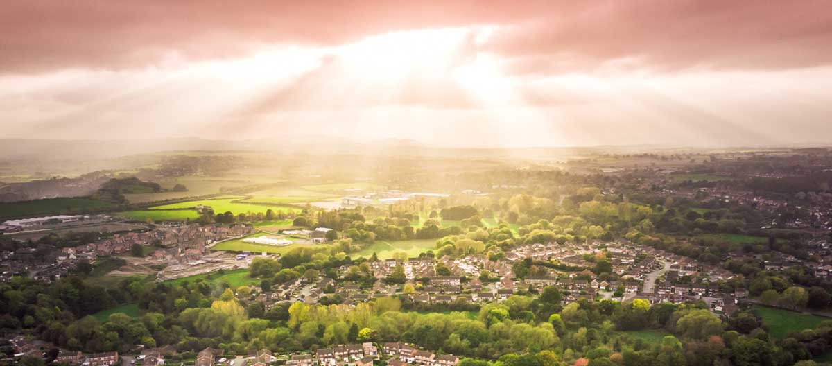 Figure&nbsp;&nbsp;: Rayons de soleil sur un paysage de zones urbaines et de terres agricoles.