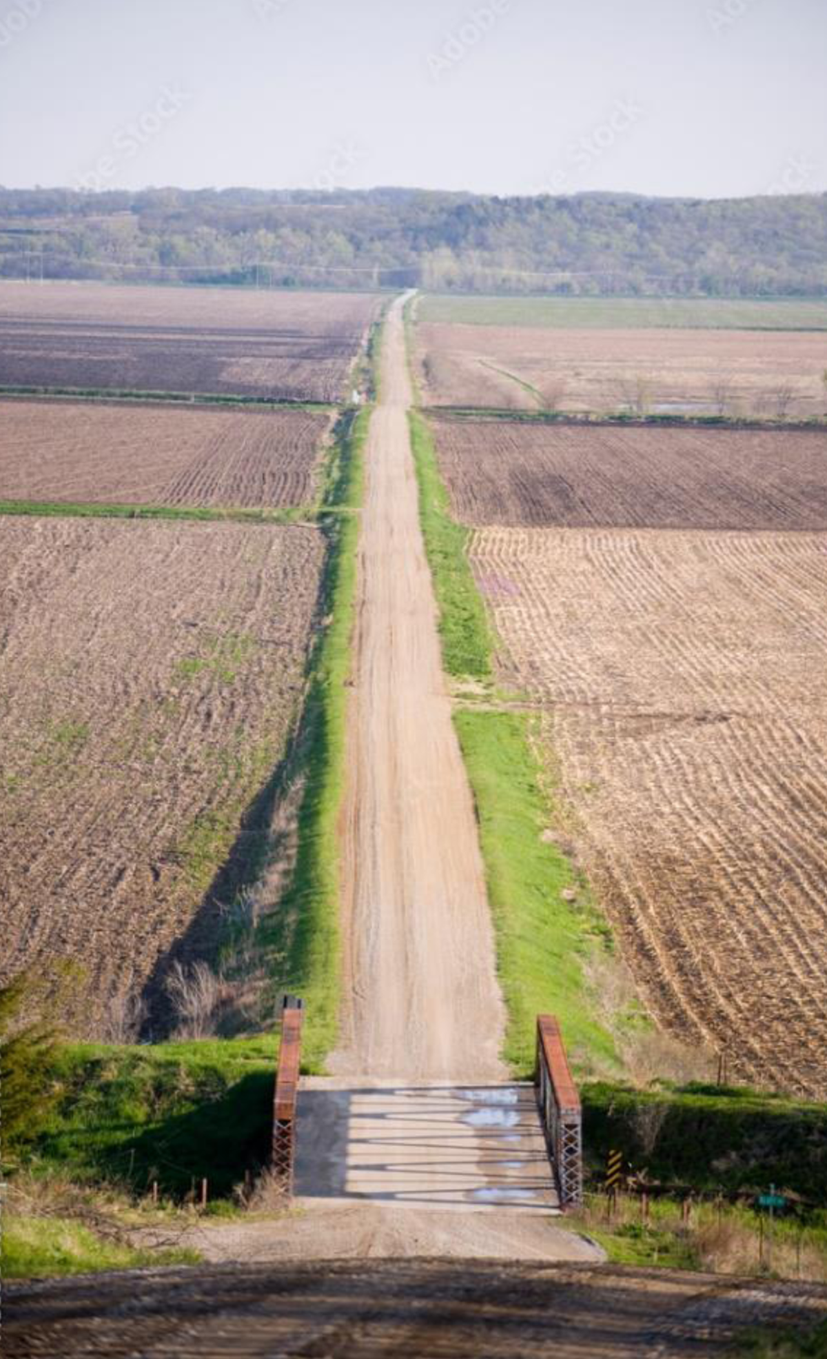 Figure&nbsp;7 &ndash; Dirt road crossing two fields.