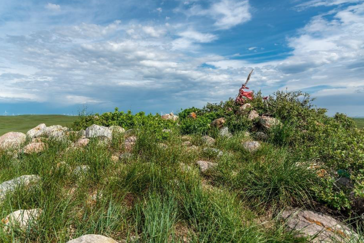 Figure&nbsp;1  &ndash; Sundial Hill Medicine Wheel dans le sud-est de l'Alberta. Ce site religieux a été construit par des peuples autochtones des Plaines.