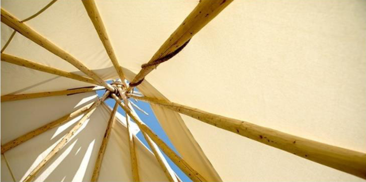 Figure&nbsp;3 &ndash; Regard vers le ciel à partir de l'intérieur d'un tipi.
