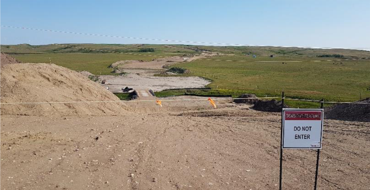 Figure&nbsp;5 &ndash; Site d’excavation franchissant un cours d’eau dans la région d’Oyen, dans le sud-est de l’Alberta