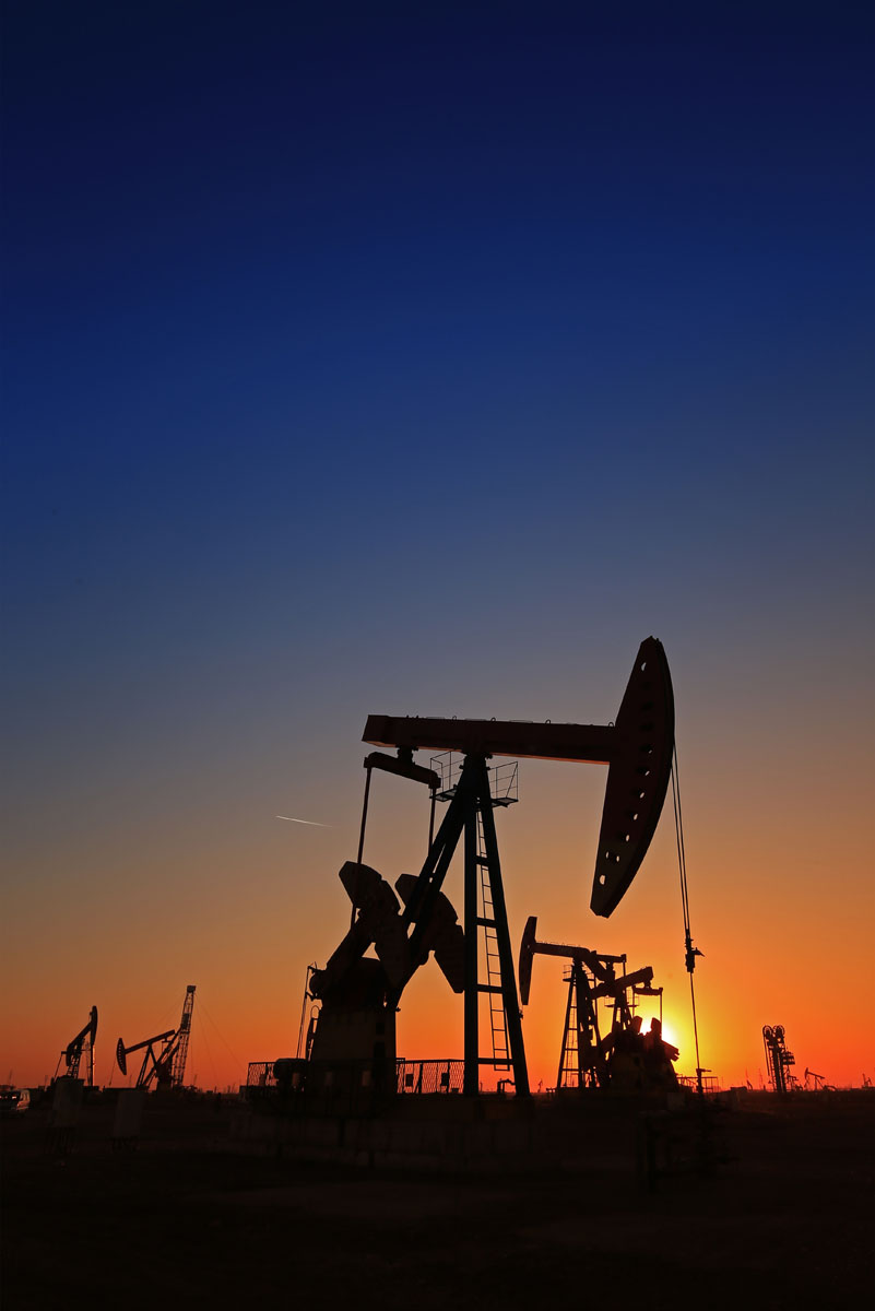 Un appareil de pompage au soleil couchant.