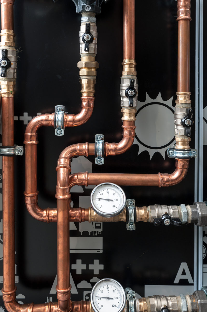 Des tuyaux de cuivre.