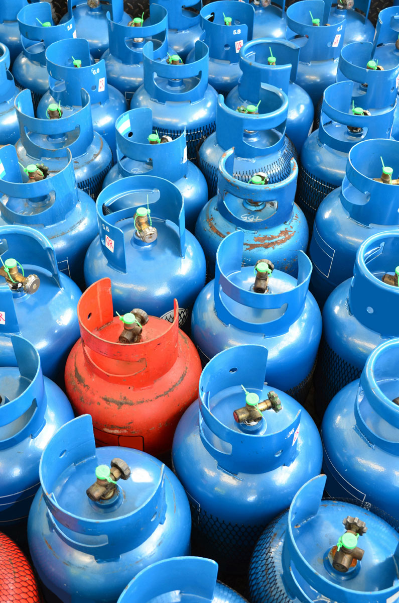 Des bonbonnes de gaz bleues et rouges.