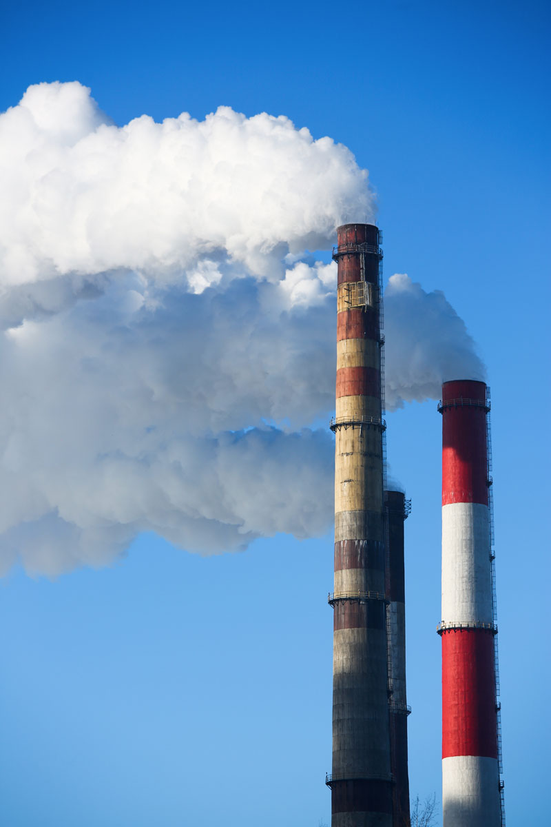 Trois cheminées fumantes.