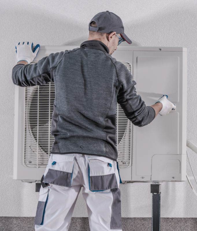 Travailleur installant une thermopompe.