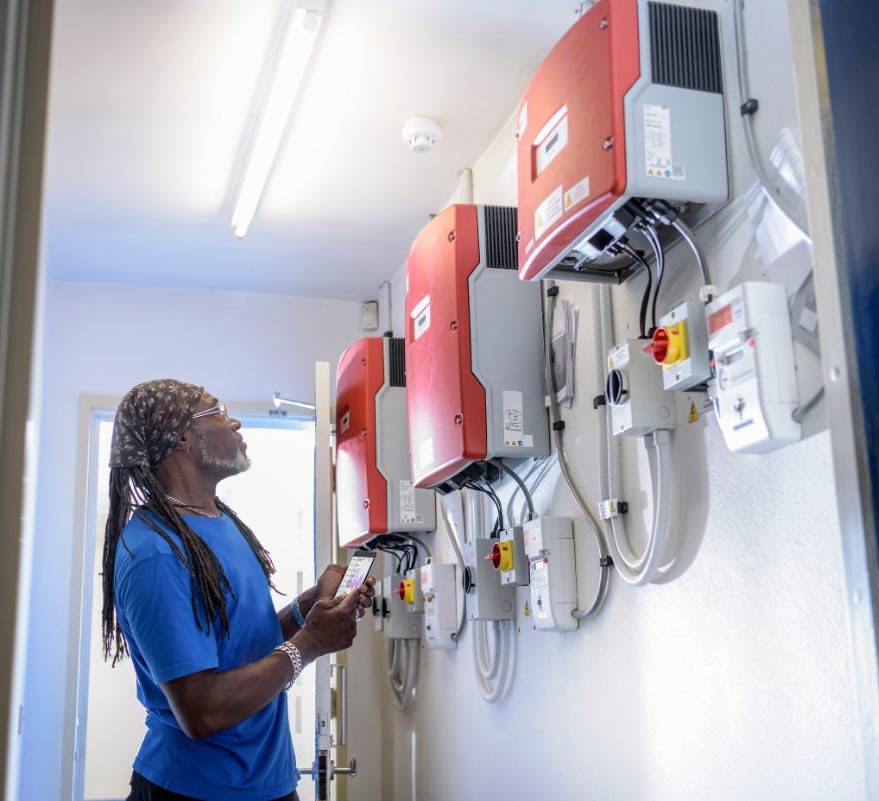 Travailleur faisant l’entretien de thermopompes.