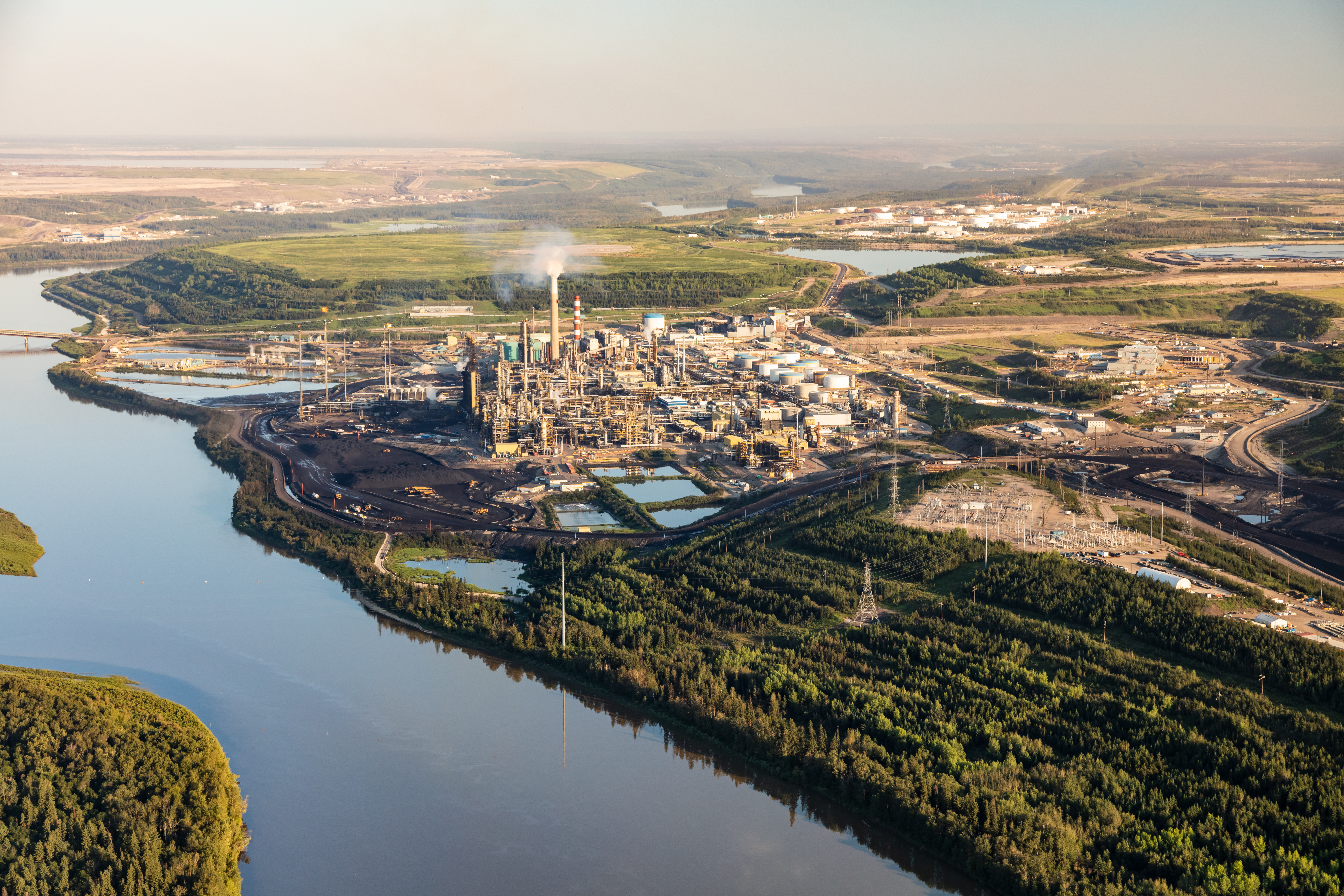 Vue aérienne de la raffinerie pétrochimique industrielle de Fort McMurray, en Alberta.
