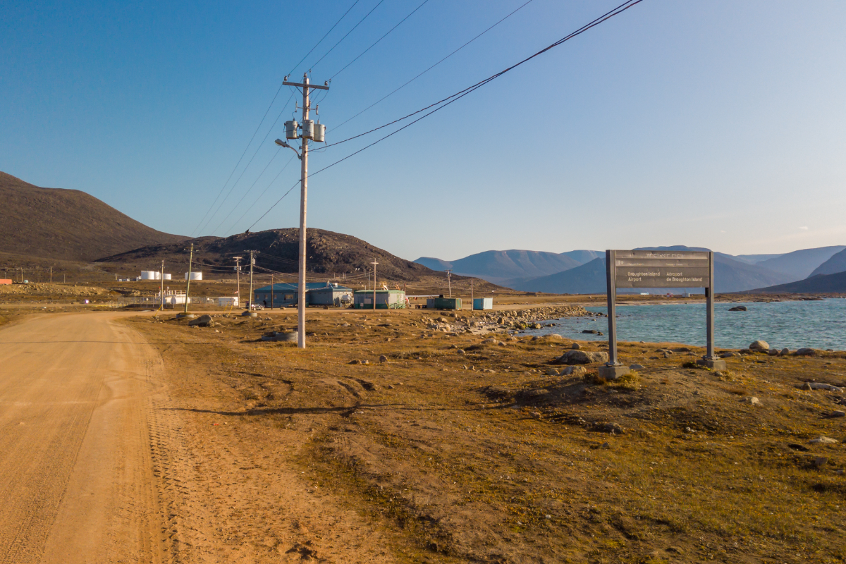 L'heure dorée à l'aéroport de la communauté inuite de Qikiqtarjuaq, sur l'île Broughton, au Nunavut, au Canada. Une communauté du Grand Nord.