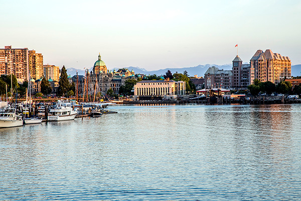 Vue de Victoria, en Colombie-Britannique, à partir de Fisherman’s Wharf et de la marina sous un ciel partiellement couvert.