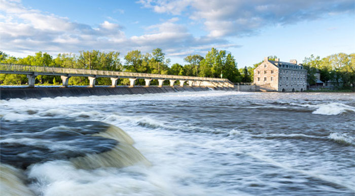 Barrage du patrimoine québécois de l’île des Moulins à Terrebonne par une belle journée d’été