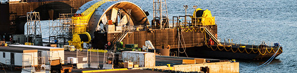 Vue aérienne d’une toute nouvelle turbine marémotrice montée sur une plate-forme d’essai au Fundy Ocean Research Centre for Energy.