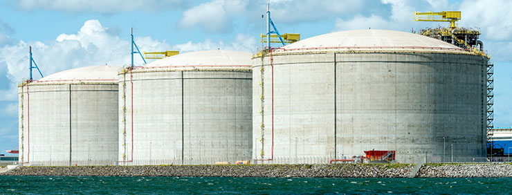 Trois gros réservoirs de stockage de gaz naturel liquéfié se côtoient dans le port de Rotterdam, aux Pays-Bas